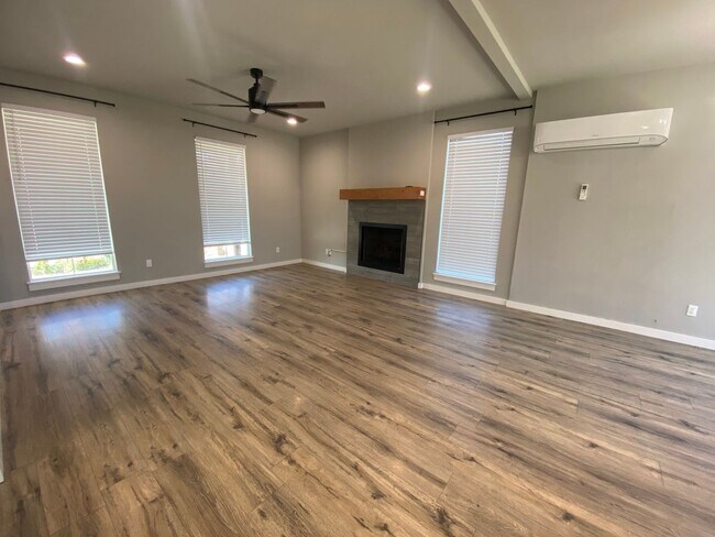 Building Photo - Stunning 3 bed 2.5 bath for rent in Coweta!!