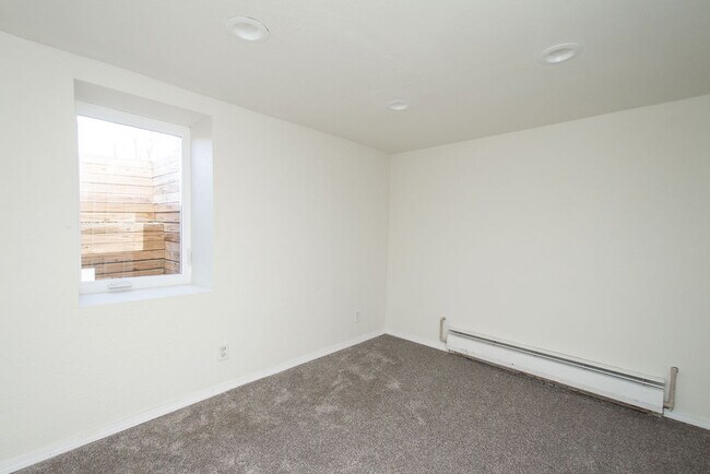 Building Photo - 206 5th Ave E
