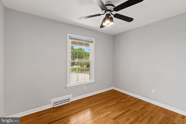 Building Photo - 8006 Woodhaven Ct