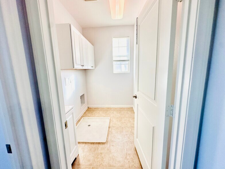 Building Photo - 15770 Myrtlewood Ave