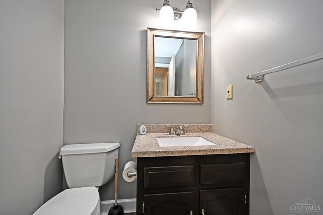 Building Photo - 920 Woodlyn Dr N