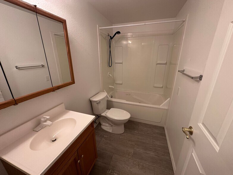 Building Photo - 6682 Chantilly Pl