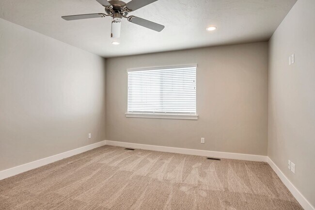 Building Photo - Spacious 3 Bed Townhome – East Provo Footh...