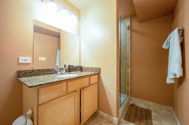 Building Photo - 1104 E 46th St