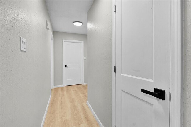 Building Photo - 2601 Village Cir Dr