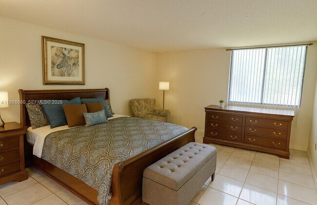 Building Photo - 9150 Fontainebleau Blvd