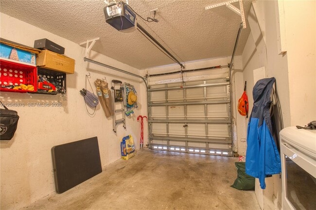 Building Photo - 11415 Lakeview Dr