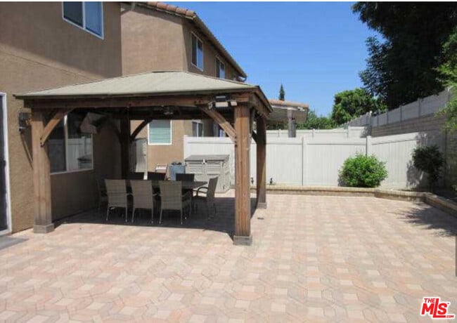 Building Photo - 9644 Pine Orchard St