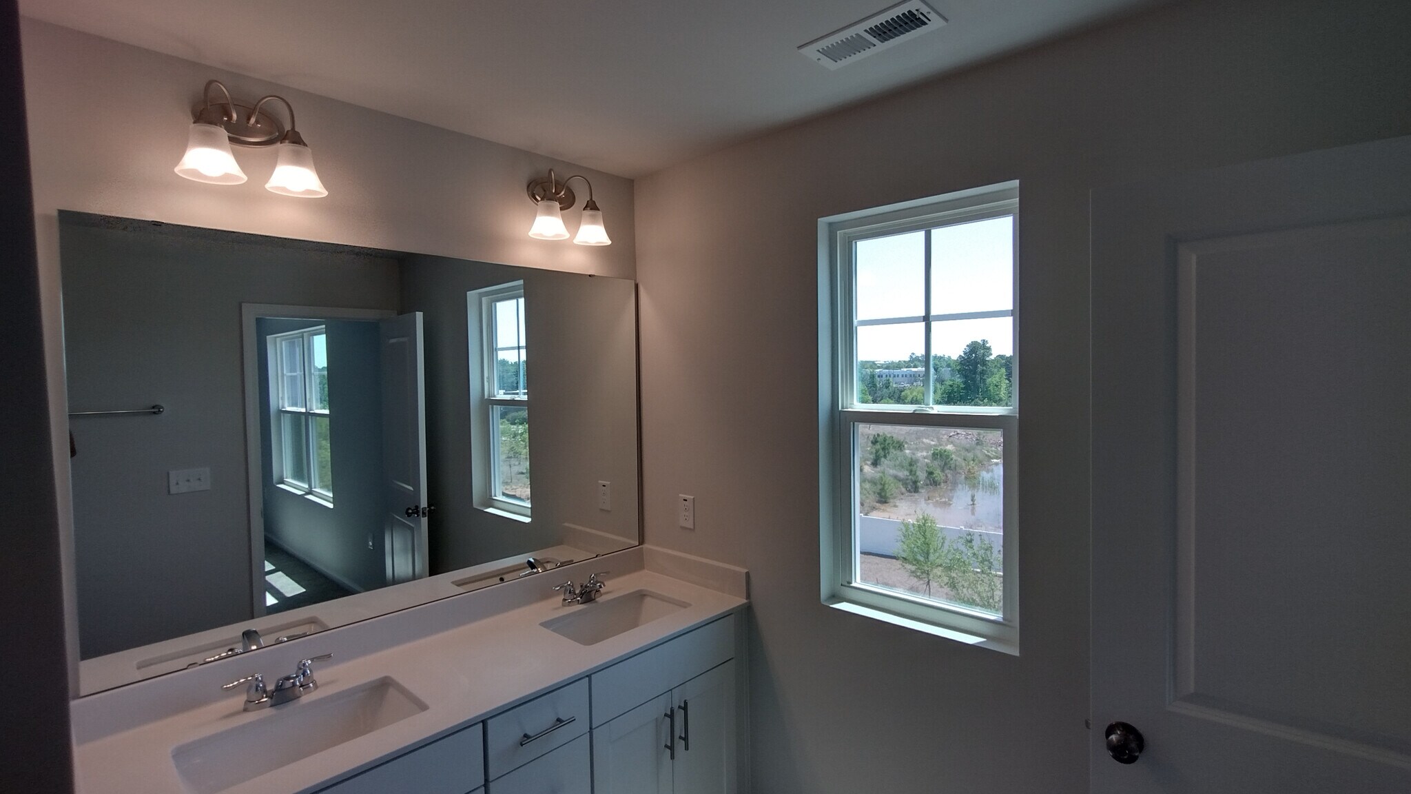Building Photo - Room in Townhome on Terrawood Dr