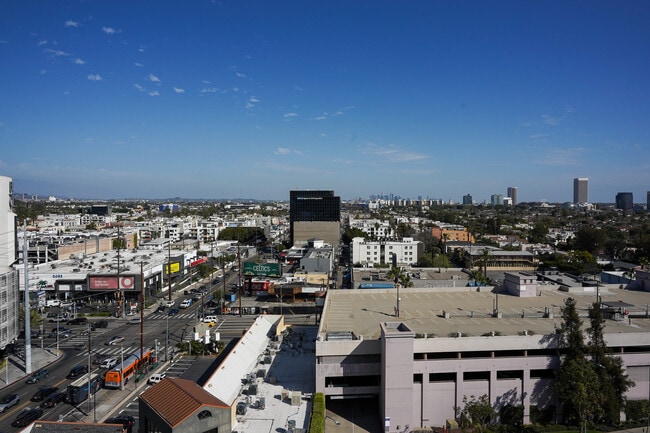 Building Photo - 321 S San Vicente Blvd