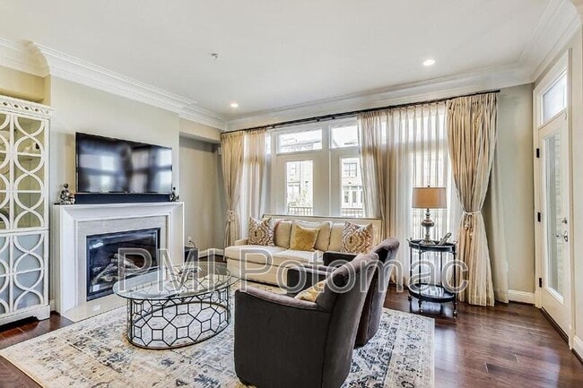 Building Photo - 10821 Symphony Park Dr