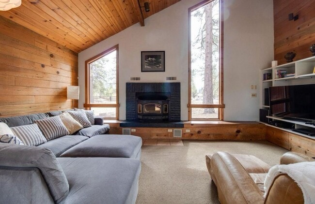 Building Photo - Fantastic 3-Bdr Home with Private Airport Access!