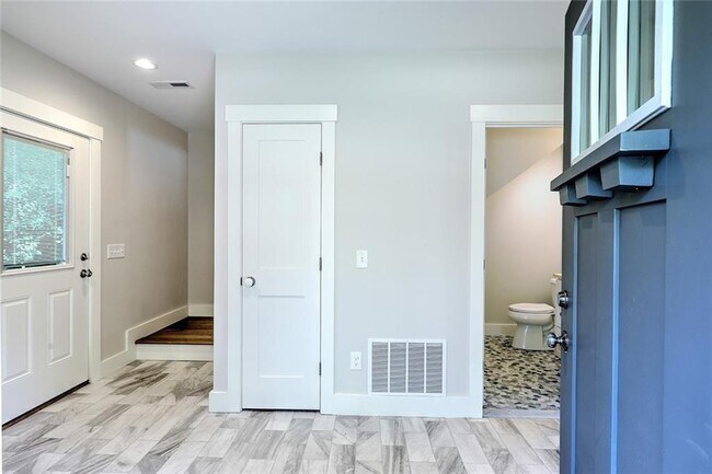 Building Photo - 137 Rosebriar Ave