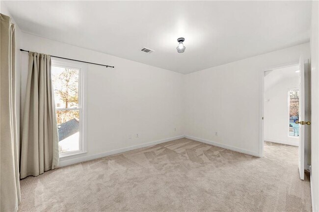 Building Photo - 1086 Pine Grove Ave NE