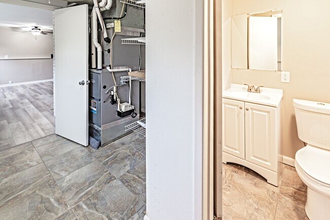 Building Photo - Hyde Park! 3 bedroom, 2.5 bathroom single family home