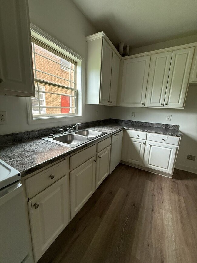 Building Photo - Spacious Two Bedroom Home