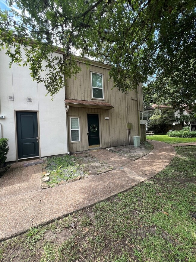 Building Photo - 2100 Tanglewilde St