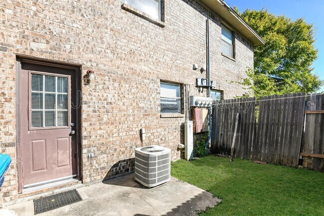 Building Photo - 5919 Shadydell Dr