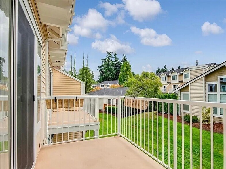 Building Photo - Bothell Townhouse