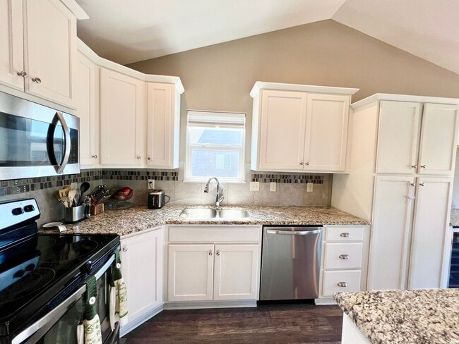 Building Photo - Spacious 4 Bedroom Home in Scenic Meadows ...