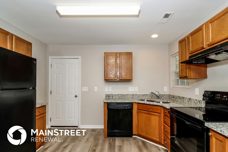 Building Photo - 3921 Springbrook Dr