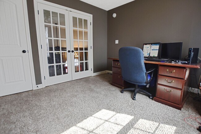 Building Photo - Pet Friendly Four Bedroom with Bonus!