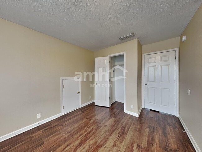 Building Photo - 913 Tom Hailey Blvd