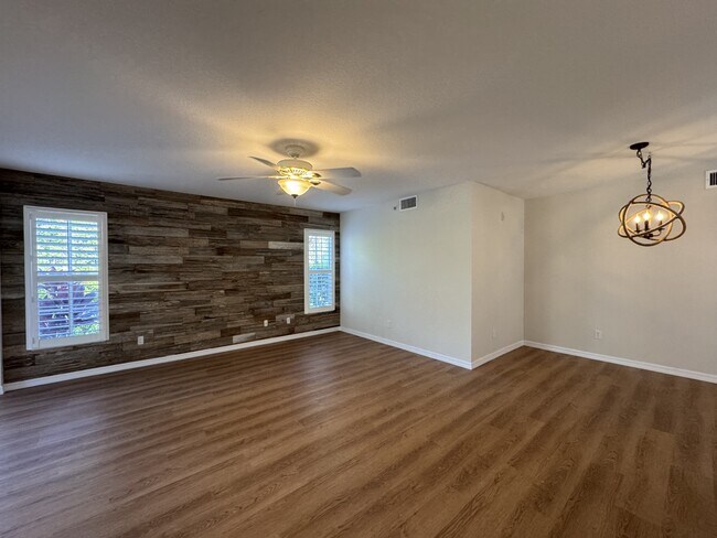 Building Photo - 815 Montrose Dr