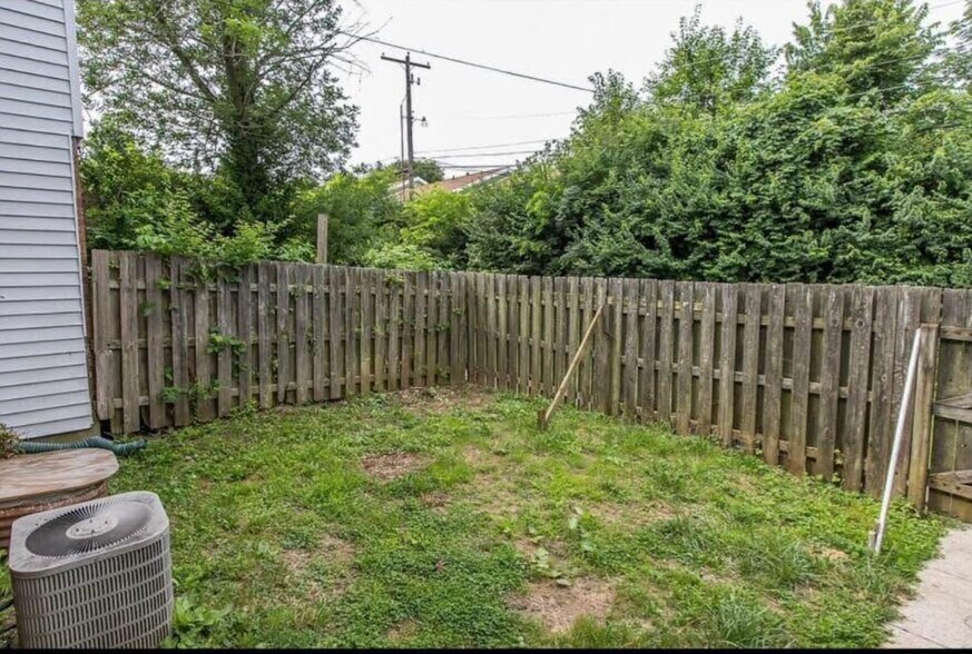 Building Photo - 215 Hedgewood Ct