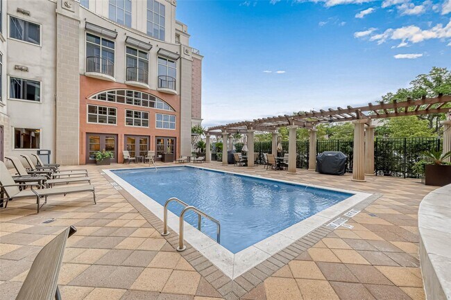 Building Photo - 1616 Fountain View Dr