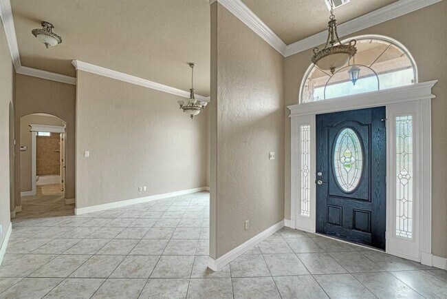 Building Photo - Amazing Home in Desirable Location