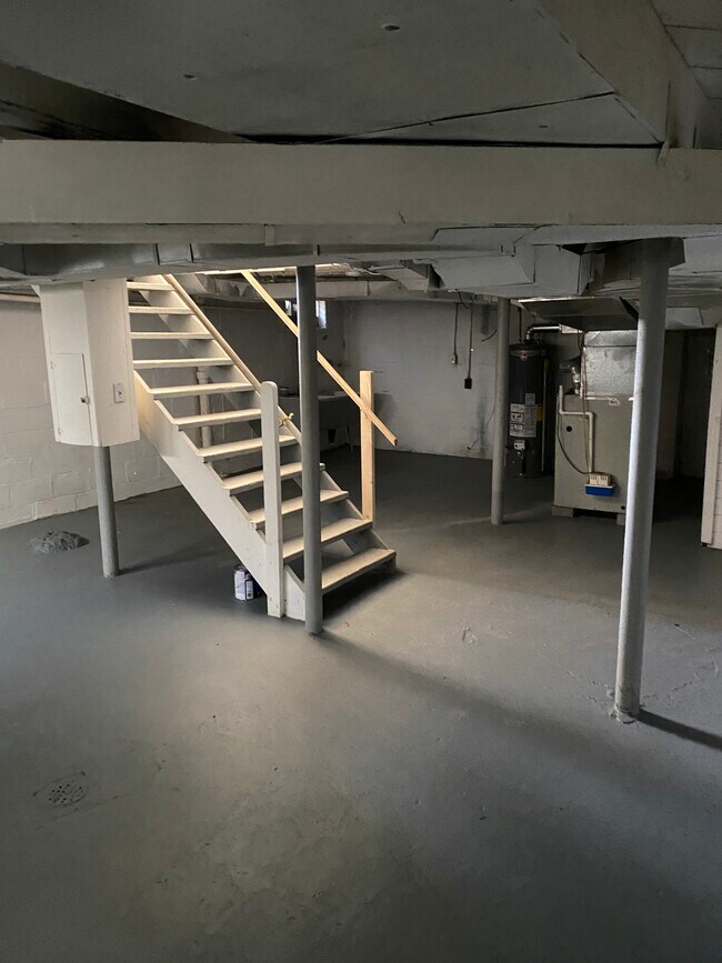 Building Photo - 74 E Iroquois Rd