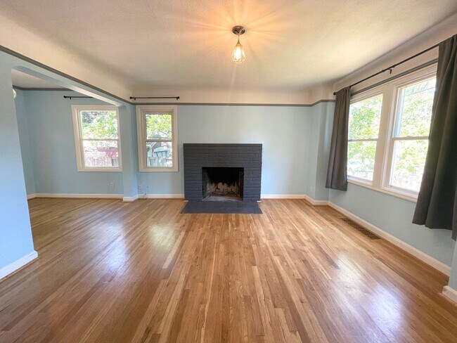 Building Photo - Artsy Home in Arbor Lodge with Tons of Bonus Space, Fenced Yard, A/C