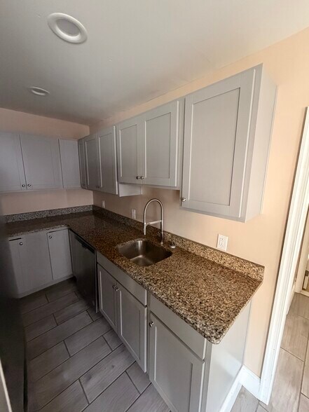 Building Photo - 204 W 35th St