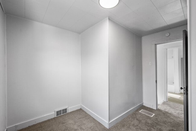 Building Photo - OPEN HOUSE THIS TUESDAY 10/7 AT 6PM! MOVE ...