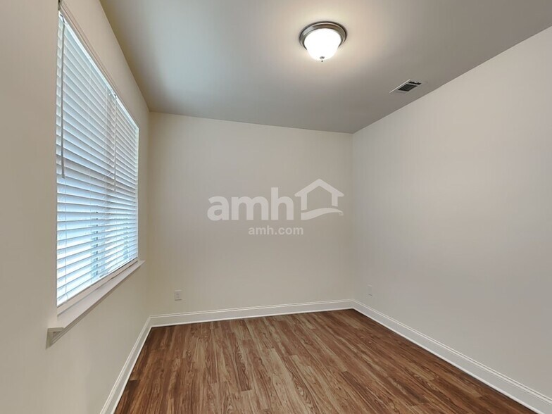 Building Photo - 5020 Hudson Vly Dr