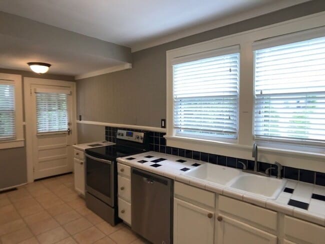Building Photo - Adorable Inside the Beltline bungalow with lots of charm!
