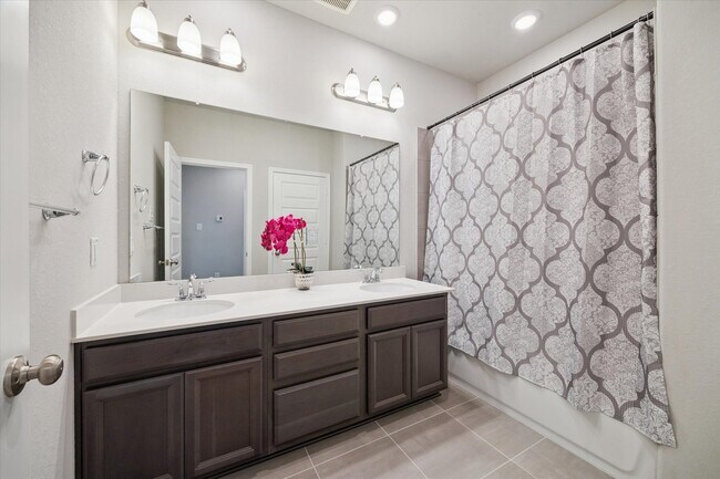 Building Photo - 1514 Lakeline Oak Dr