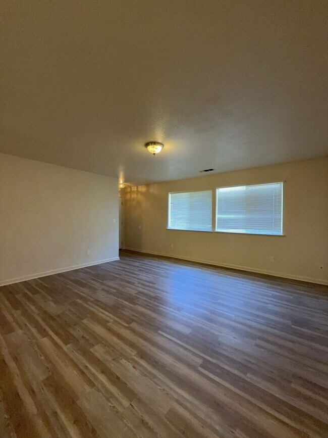 Building Photo - 155 Derek Dr