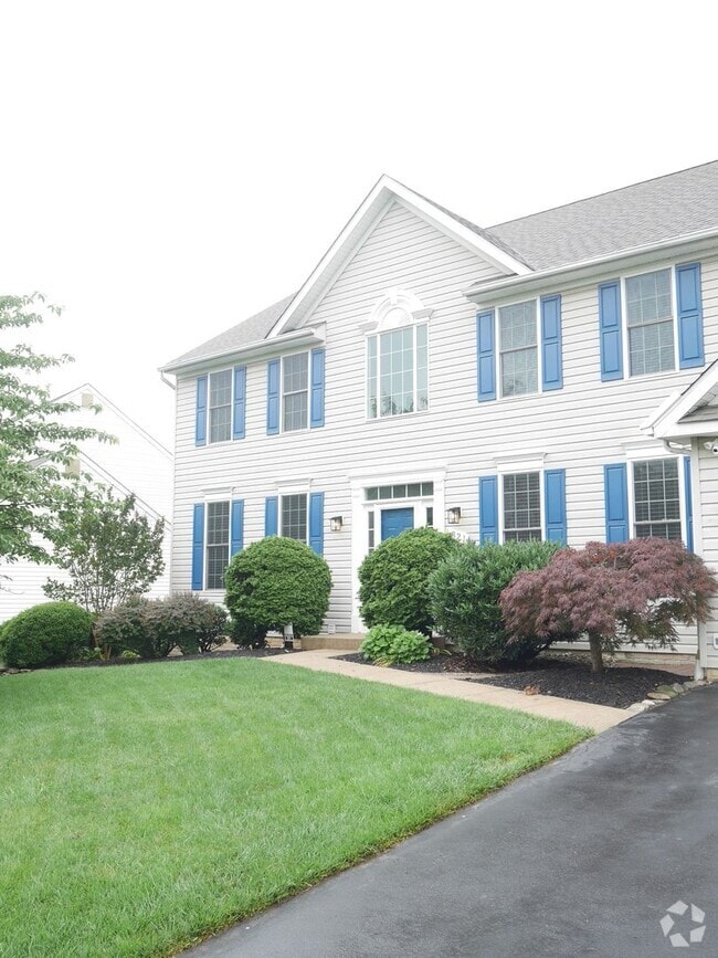 Building Photo - Spacious & Stylish 4-Bedroom Home with Fin...
