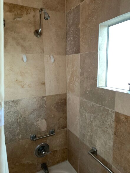 Building Photo - 909 W 1st St