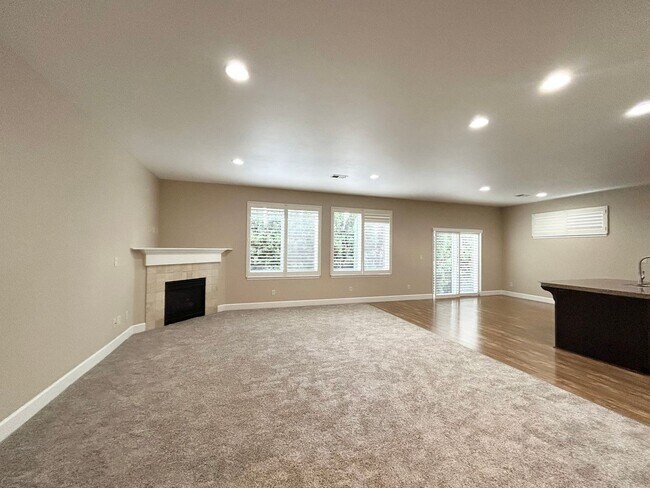 Building Photo - Gorgeous 4 Bed, 2.5 Bath Tuscany Home!