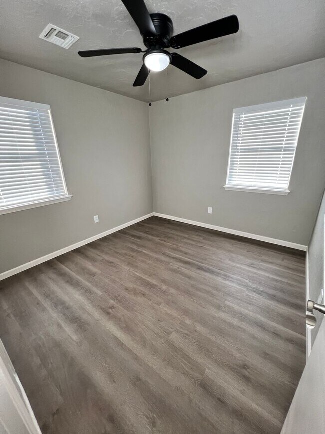 Building Photo - 919 SW 60th- AVAILABLE NOW!!