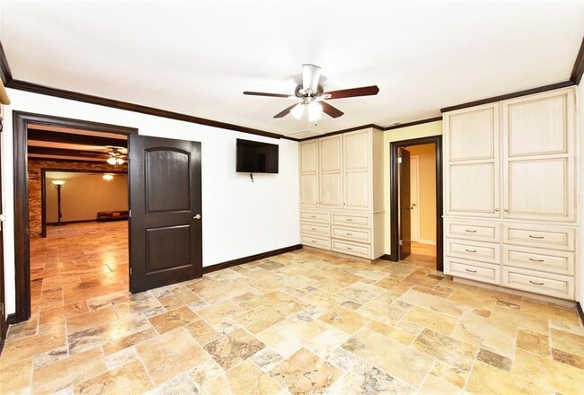 Building Photo - 2802 S Doral Dr