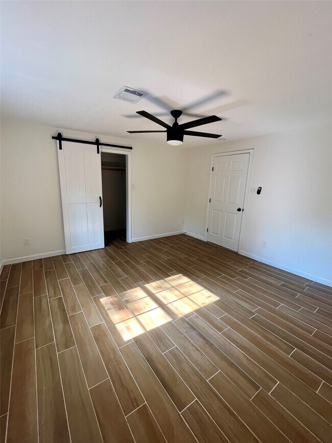 Building Photo - 302 Moody St