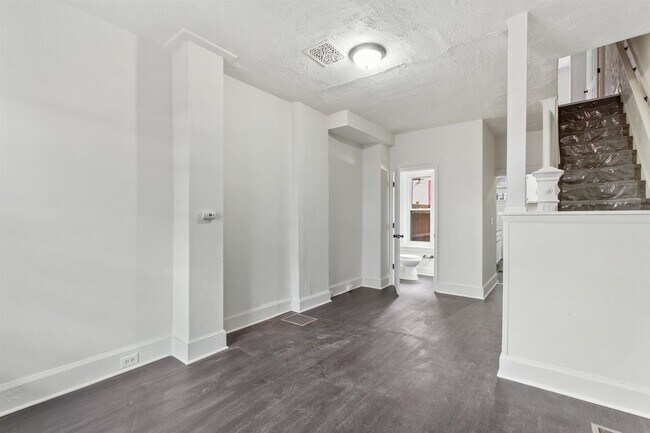 Building Photo - Bright 2 Bedroom, 1.5 Bath Home in Allison Hill!