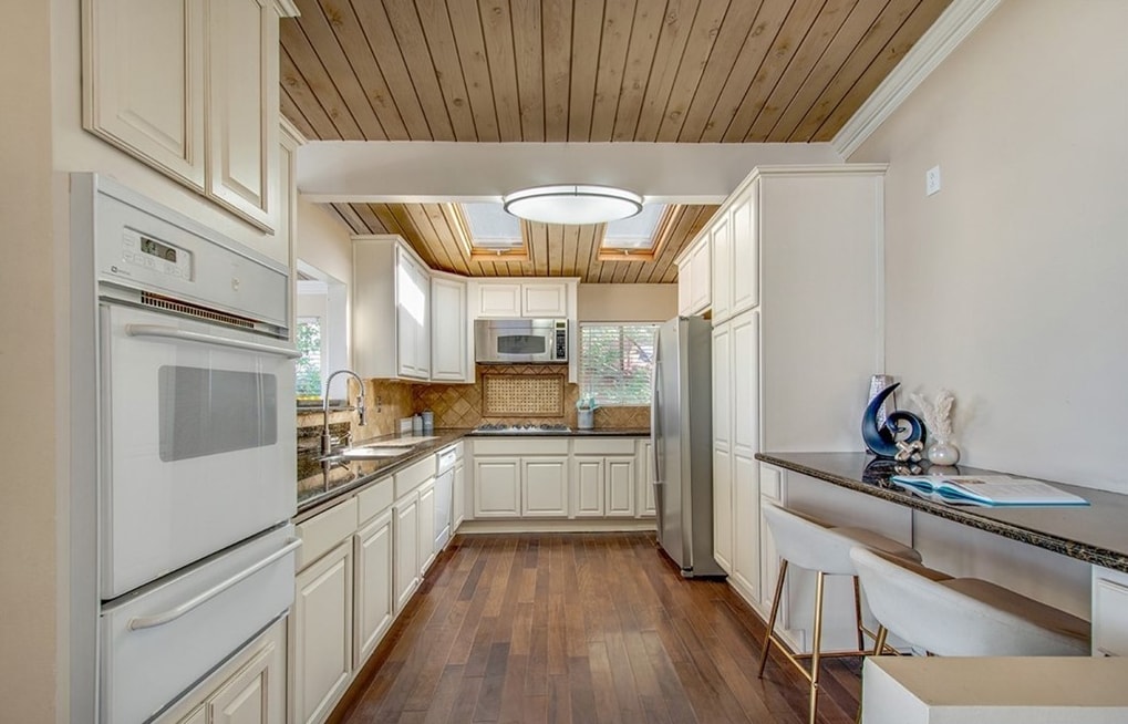 Kitchen - 5102 Medina Rd