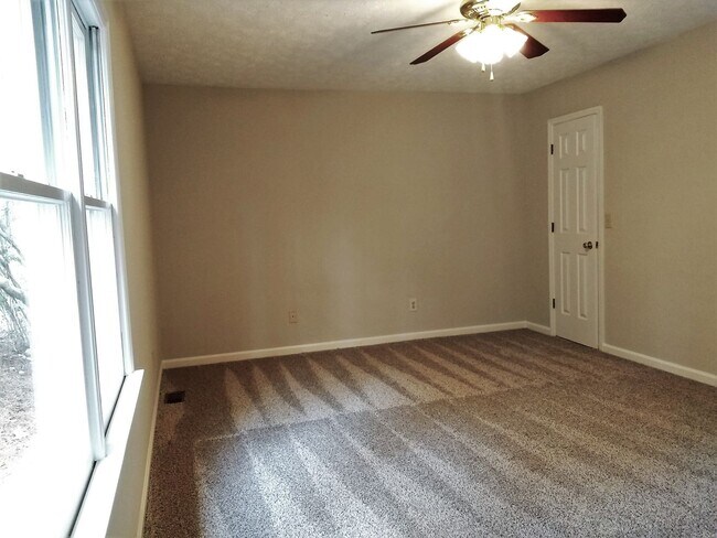 Building Photo - UPDATED & SPACIOUS 3 Bedroom 2 Bathroom home close to SHOPPING & FT BRAGG!!