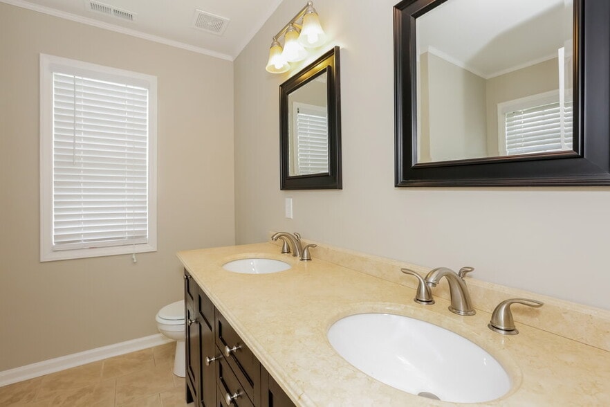 Building Photo - 310 Tamarack Dr