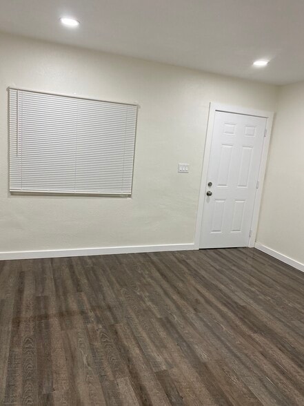 Building Photo - 1539 E Young St